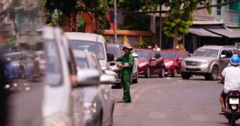 TPHCM: Người dân ùn ùn đi chơi lễ, xếp hàng dài chờ qua phà Bình Khánh