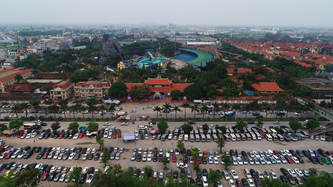 B&atilde;i tr&ocirc;ng giữ &ocirc;t&ocirc; v&agrave; xe m&aacute;y đều k&iacute;n đặc. Nhiều người đến kh&ocirc;ng c&oacute; chỗ phải ra về.