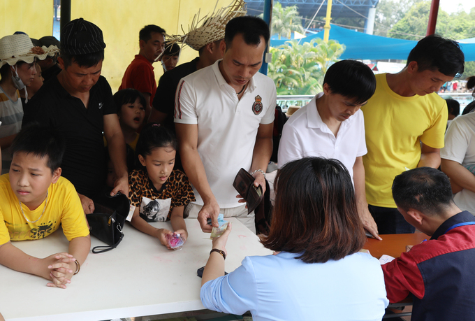 Người d&acirc;n đứng chật k&iacute;n c&aacute;c quầy v&eacute;. Theo Ban quản l&yacute;, trong ng&agrave;y 27/4, khoảng 3.000 v&eacute; đ&atilde; b&aacute;n, những ng&agrave;y sau số lượng đều tăng.