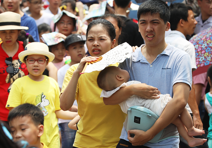 Bất chấp thời tiết nắng n&oacute;ng, c&aacute;c gia đ&igrave;nh vẫn c&oacute; mặt để tận hưởng kh&ocirc;ng kh&iacute; những ng&agrave;y nghỉ lễ.