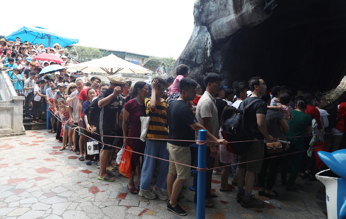 B&ecirc;n ngo&agrave;i khu nh&agrave; gương, vườn th&uacute; h&agrave;ng d&agrave;i người lớn, trẻ nhỏ xếp h&agrave;ng v&agrave;o thăm quan.&nbsp;