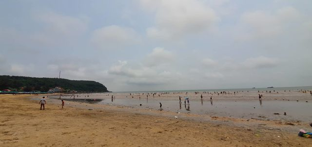 B&atilde;i biển Đồ Sơn đ&igrave;u hiu ng&agrave;y nghỉ lễ.