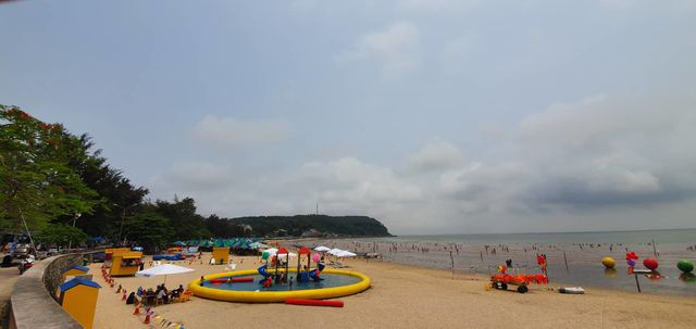 D&ugrave; đ&atilde; l&agrave; ng&agrave;y thứ 2 của kỳ nghỉ lễ nhưng b&atilde;i biển Đồ Sơn vẫn vắng người.