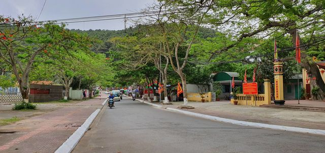 Đường th&ocirc;ng tho&aacute;ng, thi thoảng mới c&oacute; một v&agrave;i chiếc xe chạy qua.