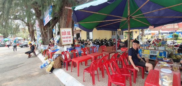 Dịch vụ tr&ocirc;ng xe cũng chỉ c&oacute; l&egrave;o t&egrave;o v&agrave;i chiếc xe m&aacute;y.