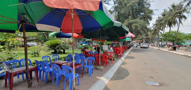 Qu&aacute;n nhỏ vỉa h&egrave; kh&ocirc;ng b&oacute;ng người.