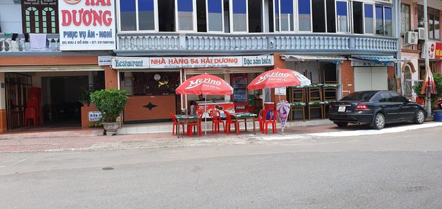 Nh&agrave; h&agrave;ng lớn cũng kh&ocirc;ng c&oacute; kh&aacute;ch.