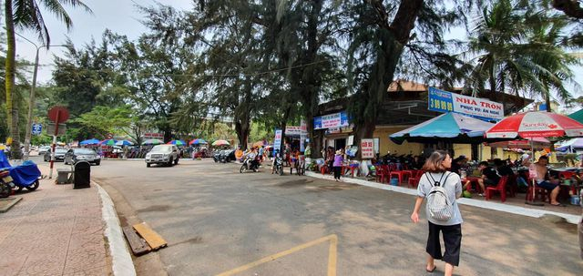 Du kh&aacute;ch thảnh thơi đi bộ dưới l&ograve;ng đường.