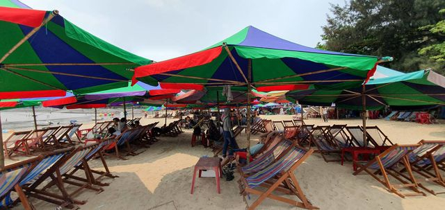 Một số chủ cửa h&agrave;ng dịch vụ b&atilde;i biển cho biết, gi&aacute; cả kh&ocirc;ng hề tăng nhưng vẫn vắng kh&aacute;ch.