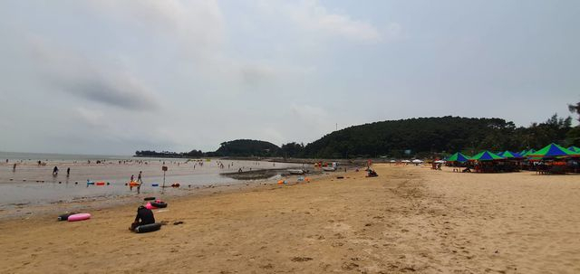 B&atilde;i c&aacute;t kh&ocirc;ng đẹp, biển s&igrave;nh lầy cũng l&agrave; một nguy&ecirc;n nh&acirc;n du kh&aacute;ch ngại xuống tắm.