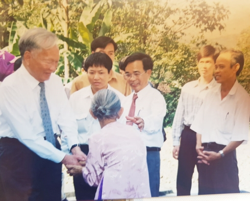 Nguy&ecirc;n Chủ tịch nước L&ecirc; Đức Anh trong 1 lần về thăm qu&ecirc; vợ.