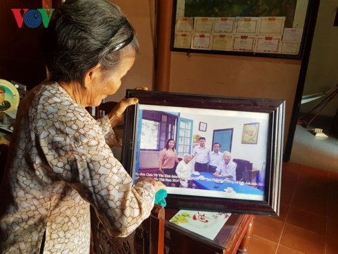 B&agrave; V&otilde; Thị Minh đem bức ảnh nguy&ecirc;n Chủ tịch nước chụp với gia đ&igrave;nh ra lau ch&ugrave;i.