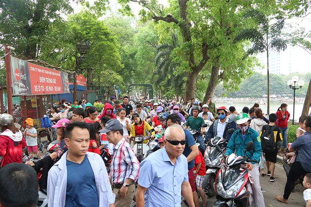 C&ocirc;ng vi&ecirc;n Thủ Lệ một trong những điểm du lịch v&ocirc; c&ugrave;ng y&ecirc;u th&iacute;ch của c&aacute;c em nhỏ, trong những ng&agrave;y nghỉ lễ nhiều gia đ&igrave;nh ngoại th&agrave;nh H&agrave; Nội v&agrave; c&aacute;c tỉnh l&acirc;n cận đều cho con em m&igrave;nh về đ&acirc;y vui chơi, thăm th&uacute;.&nbsp;