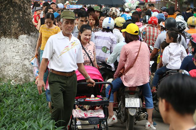 Nhiều người ra v&agrave;o kh&ocirc;ng c&oacute; &yacute; thức xếp h&agrave;ng dẫn đến t&igrave;nh trạng chen lấn, người ra kh&ocirc;ng c&oacute; lối đi, nhiều trẻ nhỏ tỏ vẻ mệt mỏi v&igrave; phải chen lấn c&ugrave;ng gia đ&igrave;nh.