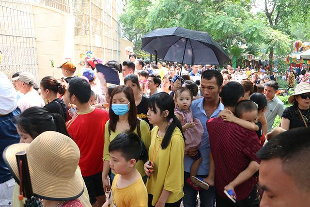 Tuy thời tiết H&agrave; Nội trong buổi s&aacute;ng nay kh&aacute; m&aacute;t mẻ, nhưng số lượng người v&agrave;o c&ocirc;ng vi&ecirc;n qu&aacute; đ&ocirc;ng n&ecirc;n ai cũng mướt mồ h&ocirc;i.