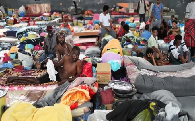 Người di cư tại Cơ quan chống nhập cư tr&aacute;i ph&eacute;p thuộc trung t&acirc;m giam giữ Tajura ở Tripoli, ng&agrave;y 24/4. (Ảnh: Reuters).