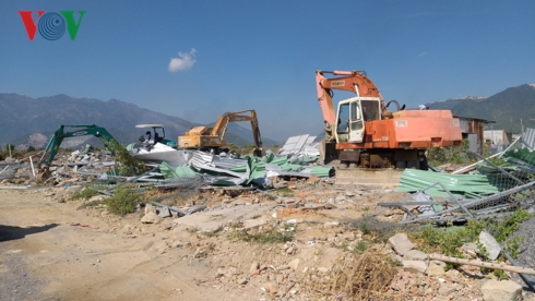 Tp Nha Trang cưỡng chế x&acirc;y dựng tr&aacute;i ph&eacute;p tại x&atilde; Vĩnh Th&aacute;i.