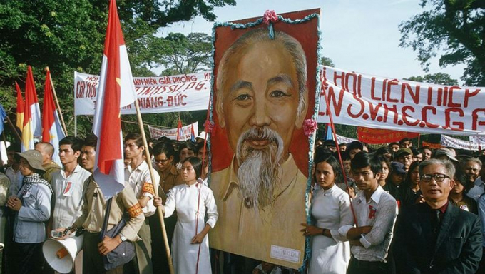 Rước ảnh B&aacute;c Hồ trong lễ mừng ng&agrave;y chiến thắng, S&agrave;i G&ograve;n, th&aacute;ng 5/1975.