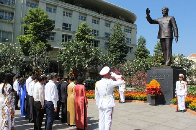 L&atilde;nh đạo TP HCM d&acirc;ng hương Chủ tịch Hồ Ch&iacute; Minh.