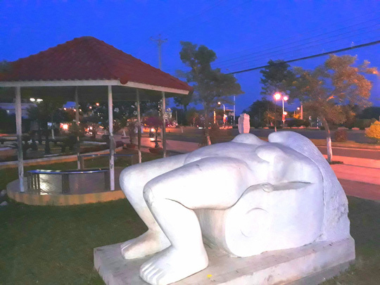 Pho tượng phụ nữ nằm l&otilde;a thể phản cảm trước khi ph&oacute;ng vi&ecirc;n B&aacute;o Người Lao Động phản &aacute;nh với l&atilde;nh đạo địa phương.