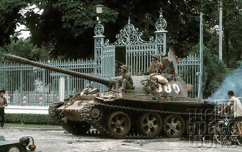 Xe tăng 380 tiến v&agrave;o Dinh Độc lập (ảnh tư liệu).