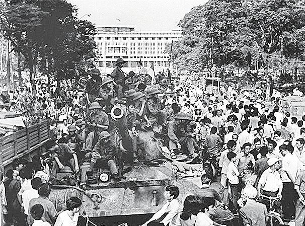 Người d&acirc;n v&acirc;y quanh Dinh Độc Lập đ&oacute;n mừng đo&agrave;n qu&acirc;n chiến thắng Ảnh minh họa