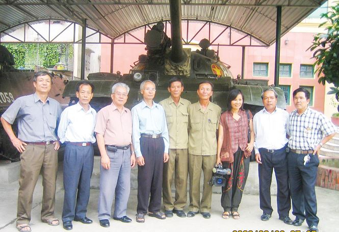 (Từ tr&aacute;i sang)&nbsp; Đại t&aacute; Nguyễn Khắc Nguyệt (thứ nhất), đại t&aacute; B&ugrave;i Quang Thận (thứ s&aacute;u) v&agrave; cựu ph&aacute;o thủ xe tăng 390 Ng&ocirc; Sĩ Nguy&ecirc;n (thứ 9) v&agrave; những th&agrave;nh vi&ecirc;n kh&aacute;c của hai k&iacute;p xe tăng 390 v&agrave; 843 trong một cuộc gặp năm 2009