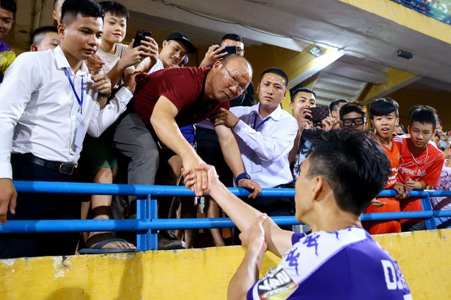 Thầy Park c&oacute; mặt ở s&acirc;n H&agrave;ng Đẫy ở trận CLB H&agrave; Nội thắng TPHCM ng&agrave;y 27/4 - Ảnh: Gia Hưng