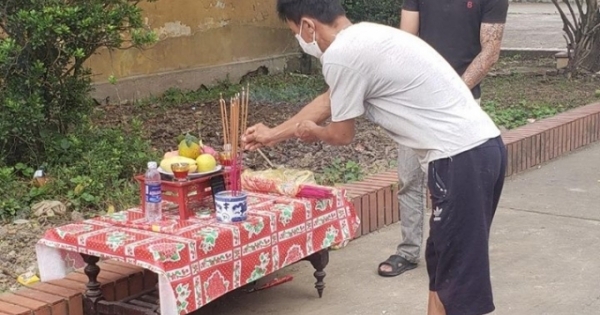 Người đàn ông lập bàn thờ, chịu tang bố trong khu cách ly