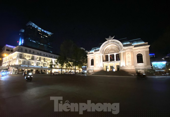 Sài Gòn đêm trước 'cách ly toàn xã hội' - ảnh 3