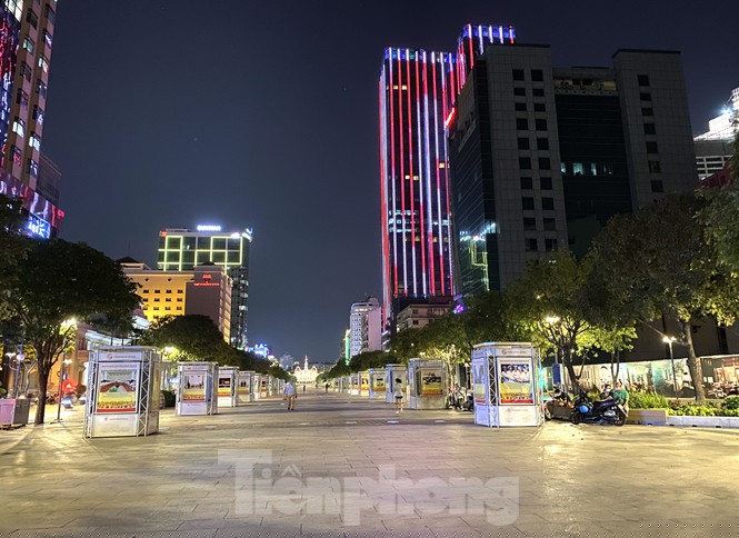 Sài Gòn đêm trước 'cách ly toàn xã hội' - ảnh 8