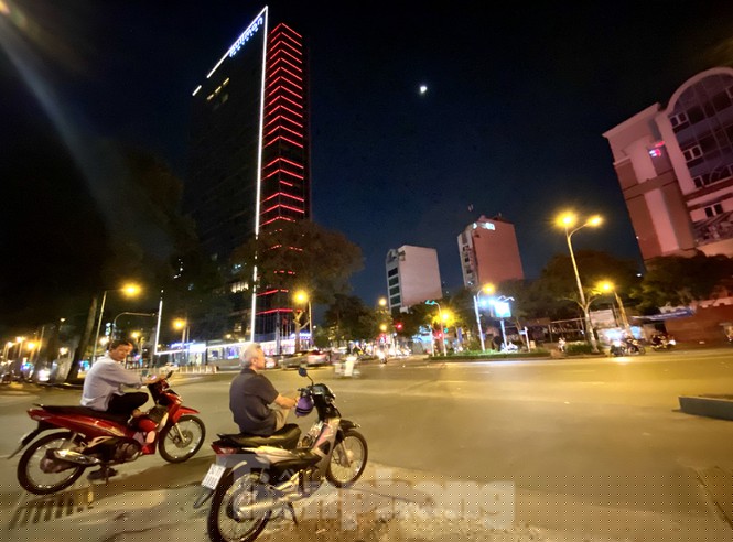 Sài Gòn đêm trước 'cách ly toàn xã hội' - ảnh 10