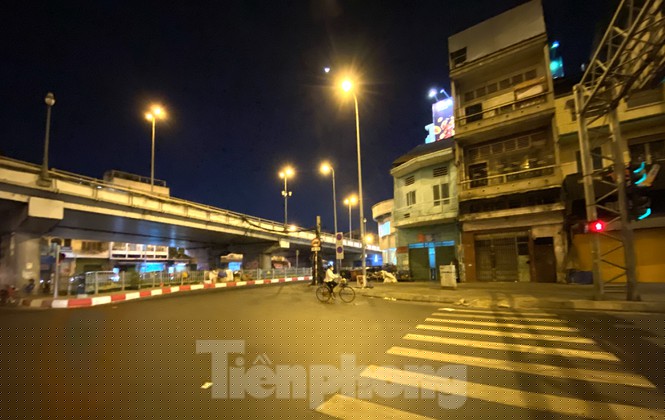 Sài Gòn đêm trước 'cách ly toàn xã hội' - ảnh 11