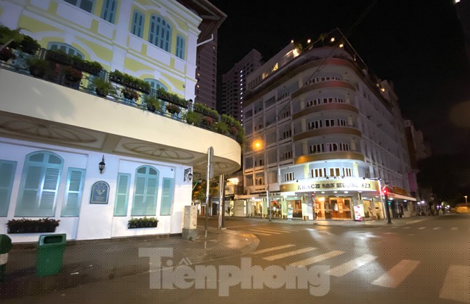 Sài Gòn đêm trước 'cách ly toàn xã hội' - ảnh 12