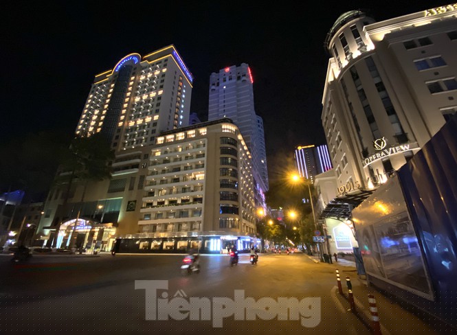 Sài Gòn đêm trước 'cách ly toàn xã hội' - ảnh 13