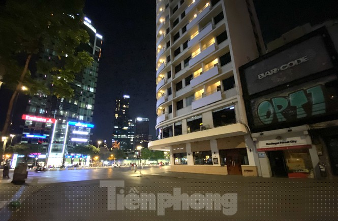 Sài Gòn đêm trước 'cách ly toàn xã hội' - ảnh 14