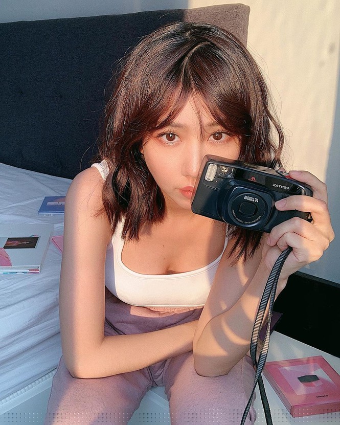 Nữ ca sĩ ‘Ghen Cô Vy’ tung ảnh sexy, lộ cả chân ngực với áo crop-top - ảnh 2