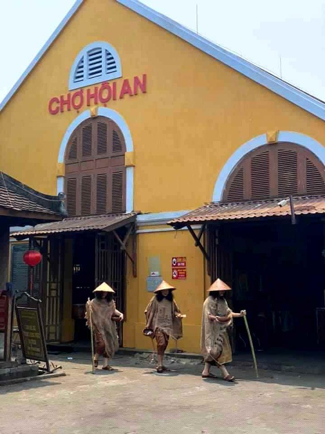 Nhóm người cải trang