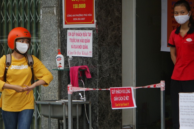 Một tiệm bánh lớn phải bắt buộc khách hàng rửa tay bằng nước sát khuẩn