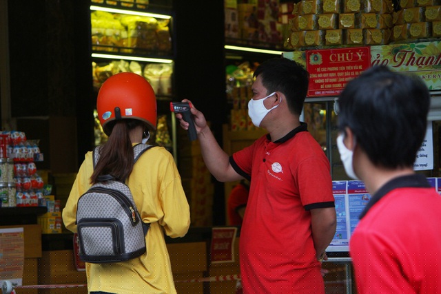 Và đo thân nhiệt trước khi vào mua bánh