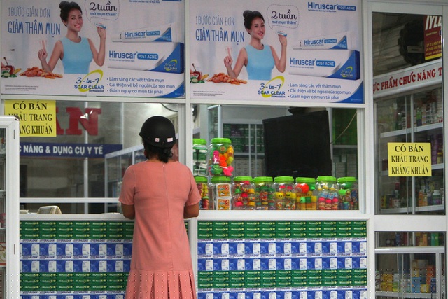 Quầy thuốc tây mở bán bình thường