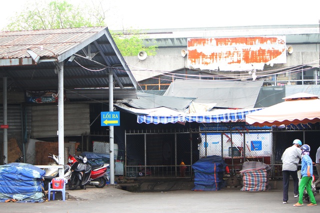 Các lối vào chợ Đông Ba đã đóng lại và nhiều gian hàng đóng cửa