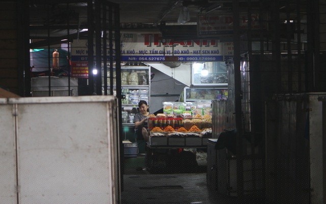 Một cửa hàng bánh kẹo đồ ăn bán lẻ loi trong khi các gian hàng bên cạnh đã về nhà nghỉ ngơi 15 ngày