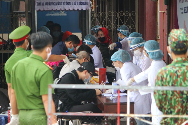 Lực lượng công an, bộ đội, y tế, tình nguyện siết chặt việc kiểm tra khách đi tàu lửa xuống ga Huế