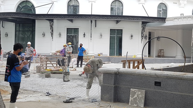 Các công trình xây dựng lớn vẫn tiến hành bình thường nhưng người lao động phải đeo khẩu trang và giữ khoảng cách 2m đối với người bên cạnh