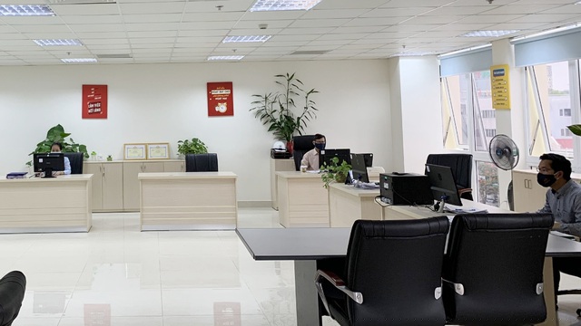 Cán bộ nhân viên Công ty CP Điện lực Thừa Thiên Huế làm việc giãn khoảng cách trong văn phòng với số lượng người ít, vị trí ngồi cách xa nhau, mở cửa sổ thông thoáng không dùng máy lạnh và toàn bộ đeo khẩu trang