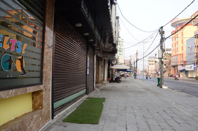 Những tuyến đường tập trung các cơ sở kinh doanh lớn như Hùng Vương, Quang Trung, Phan Đình Phùng... khá vắng vẻ. Những cửa hàng kinh doanh dịch vụ thuộc diện tạm dừng kinh doanh đóng cửa im ỉm.