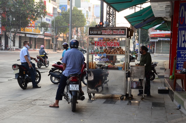 Trong khi các cơ sở kinh doanh có quy mô lớn đóng cửa thì nhiều điểm bán cà phê, ăn sáng nhỏ lẻ vẫn hoạt động bình thường.