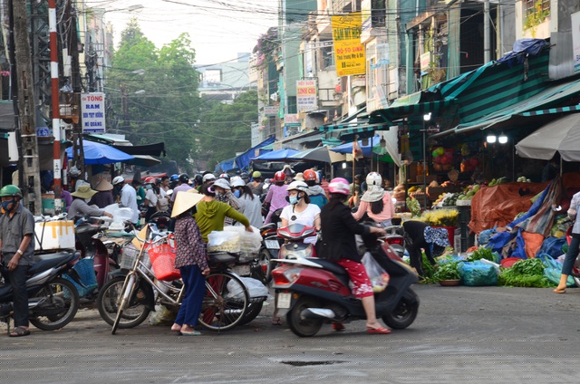 Sáng 1/4, các điểm chợ tại TP. Quảng Ngãi đông đúc từ rất sớm. Ghi nhận vào lúc 6h tại khu chợ trên đường Nguyễn Bá Loan (TP. Quảng Ngãi) đã có rất đông người dân mua sắm.