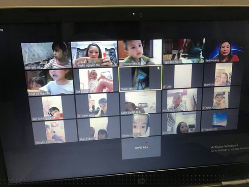Các học sinh mầm non học online.